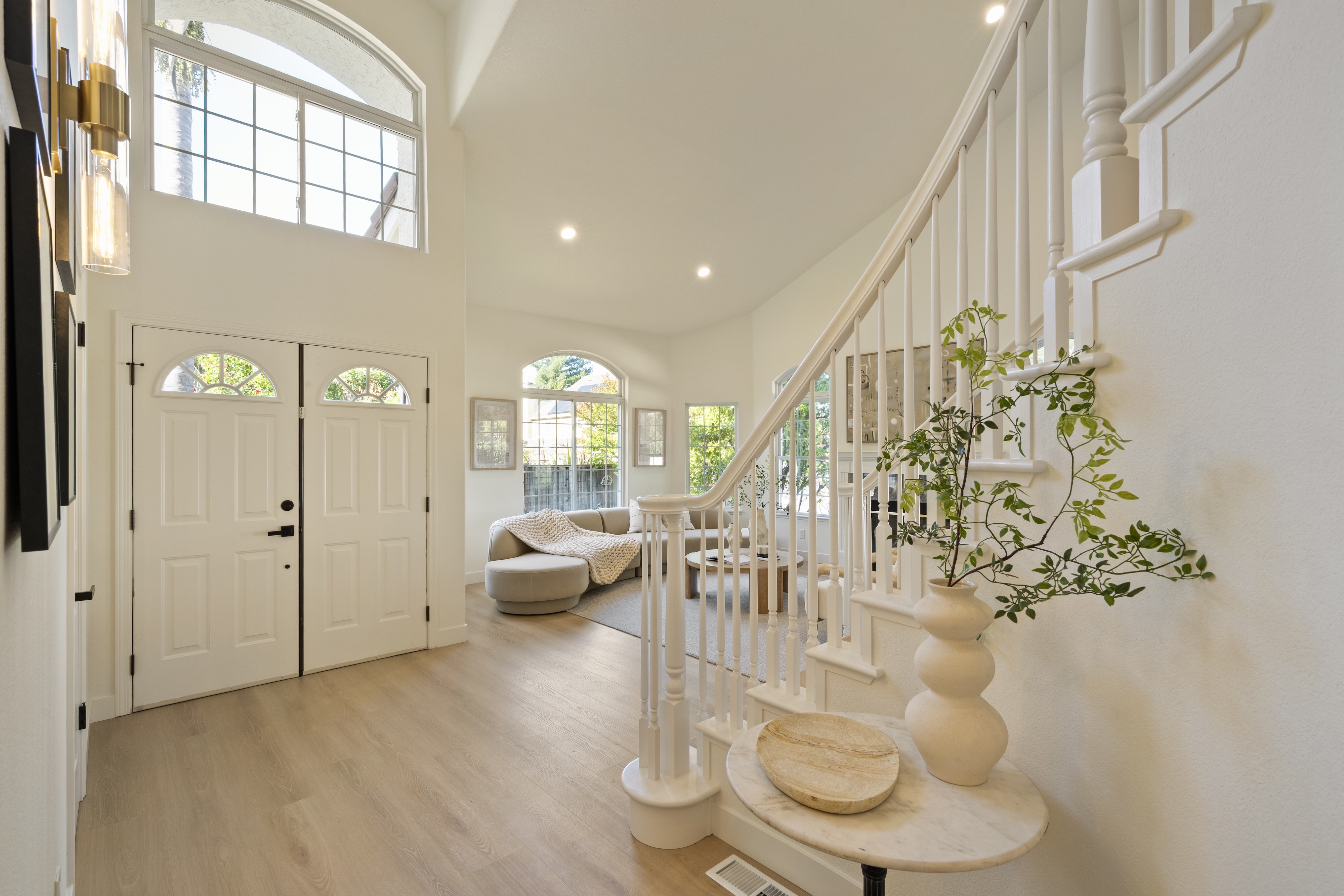 A two story entry with a curved staircase, Cupertino. Real estate photography by Lumiful Media