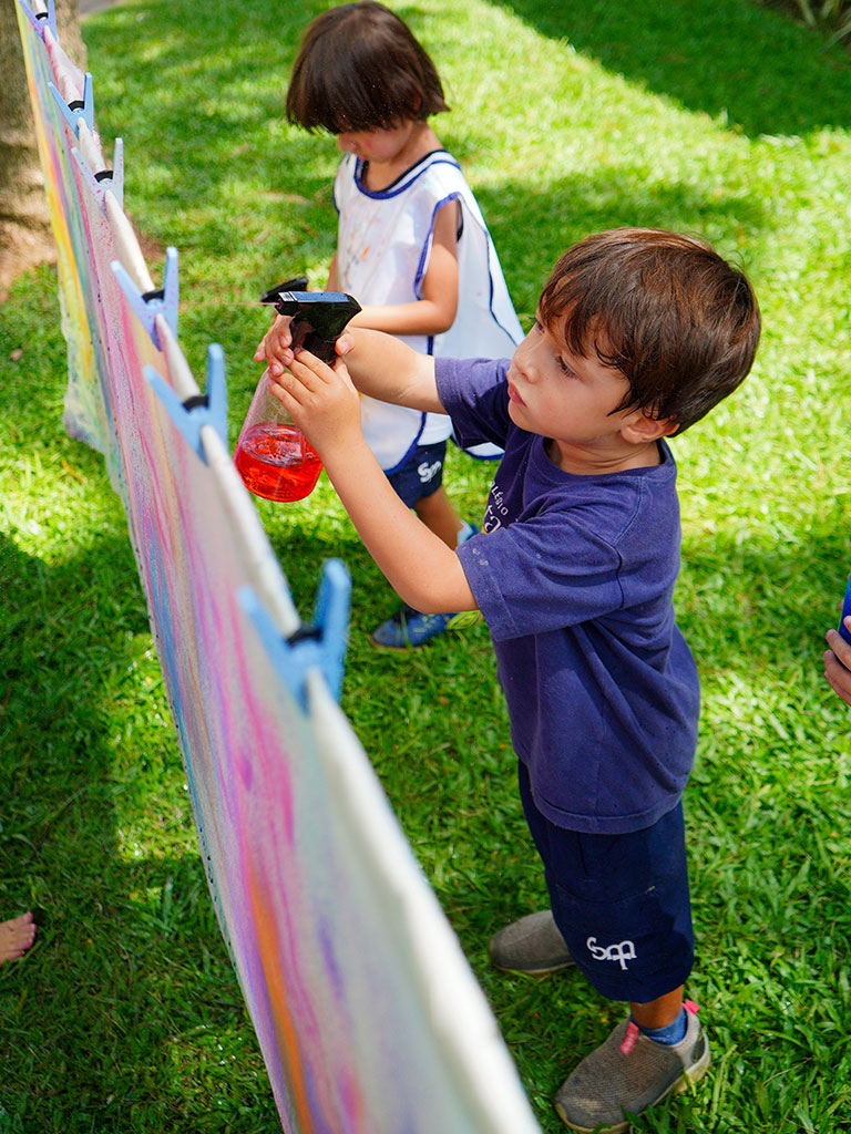 Crianças da Educação Infantil em atividade no Colégio Santa Maria
