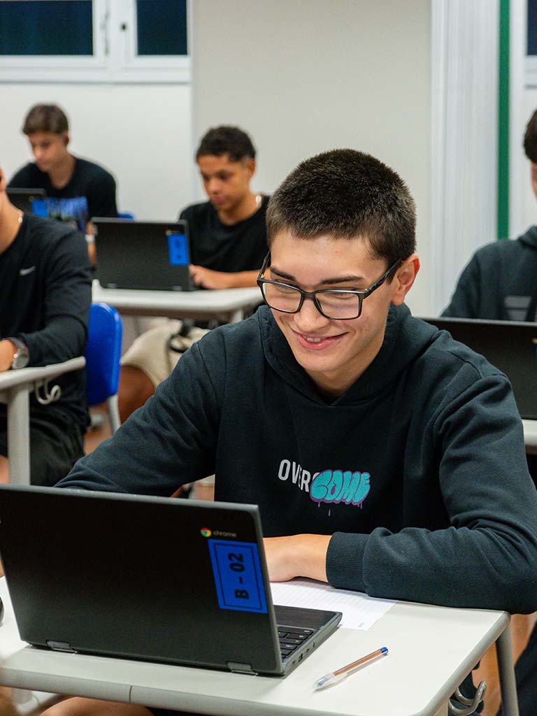 Alunos do Ensino Médio Integral no Colégio Santa Maria