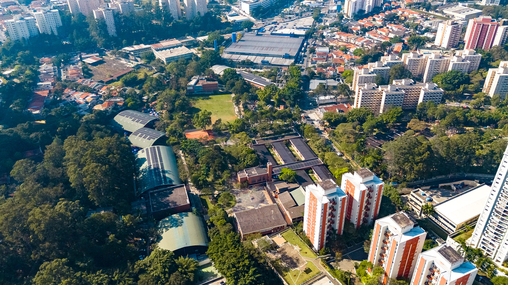 Vista aérea do campus arborizado do Colégio Santa Maria e dos edifícios do entorno