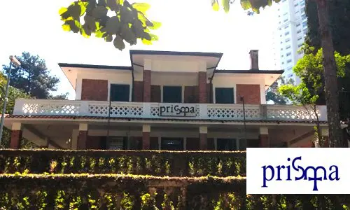 Fachada do PRISMA, Centro de Estudos do Colégio Santa Maria, cercada por árvores
