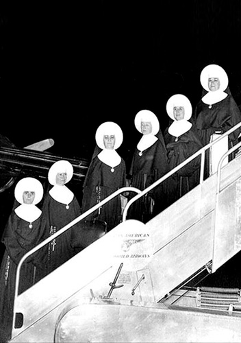 Irmãs da Santa Cruz descem a escada de um avião, em foto histórica em preto e branco