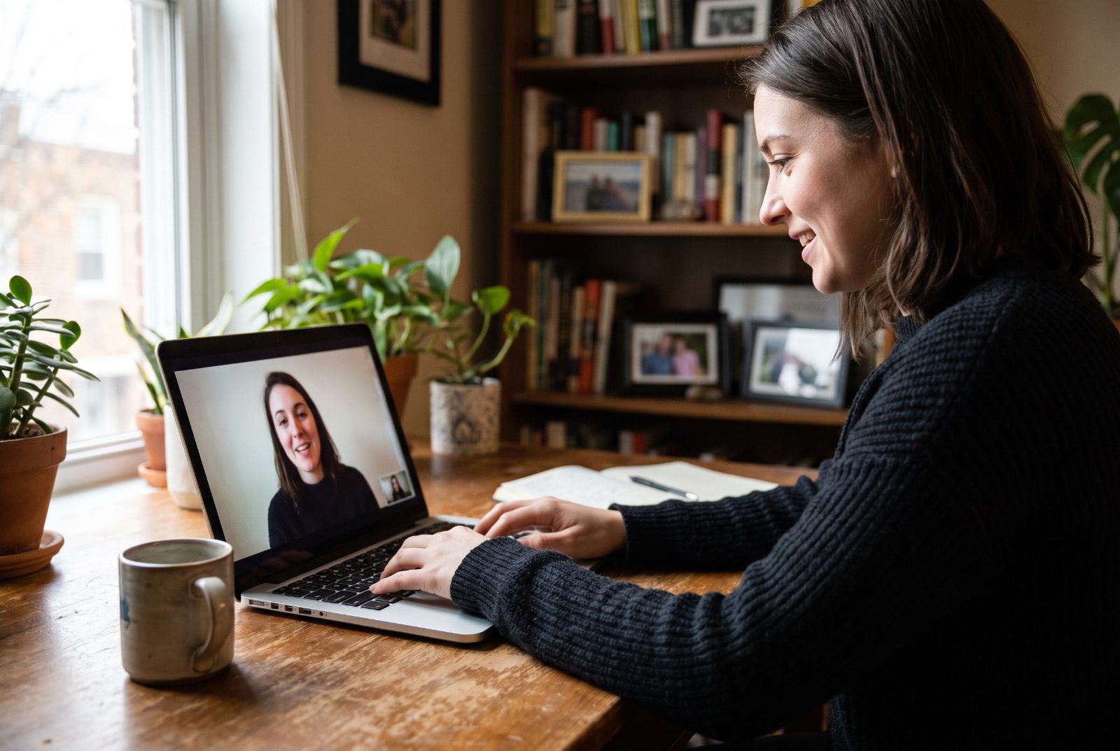 Une candidate enregistre une réponse vidéo sur son ordinateur, chez elle.