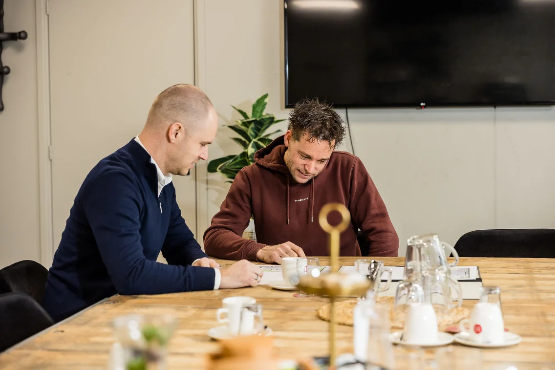 Peter en Arjan van Mecklenfeld tuinen in gesprek over een tuinontwerp