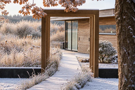 Winteronderhoud: tuin met overkapping en wintergroene beplanting