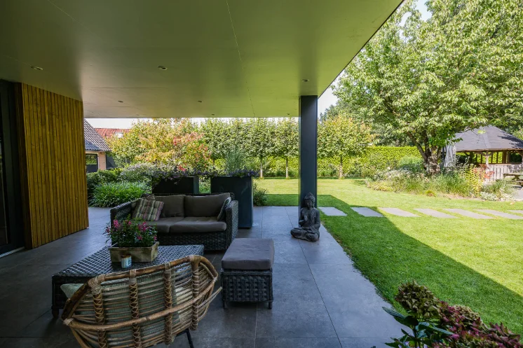 Overkapping in een onderhoudsvriendelijke Mecklenfeld tuin