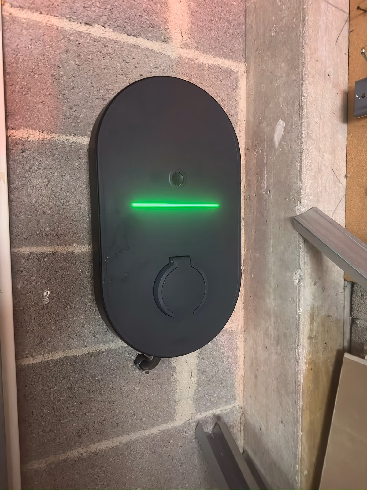 Borne de recharge murale