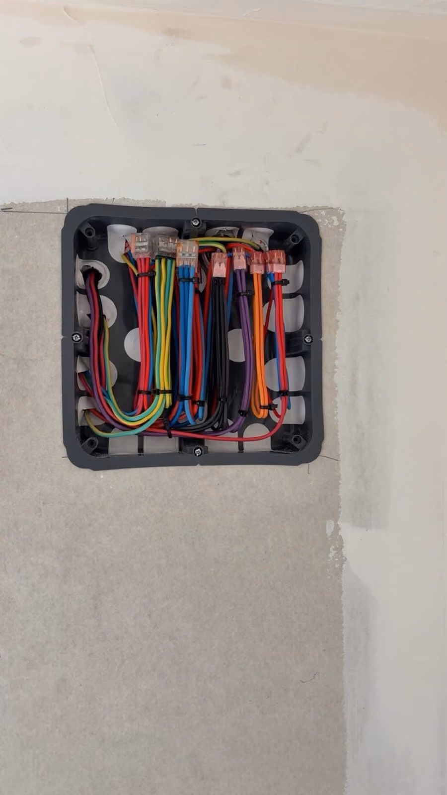 Boîte de dérivation encastrée aux raccordements organisés.