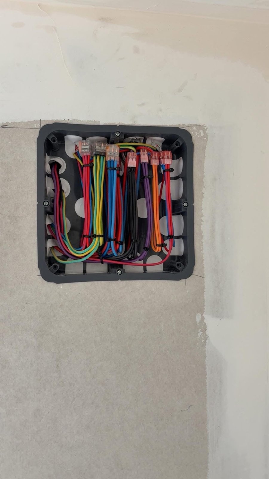 Gros plan sur une boîte de dérivation encastrée