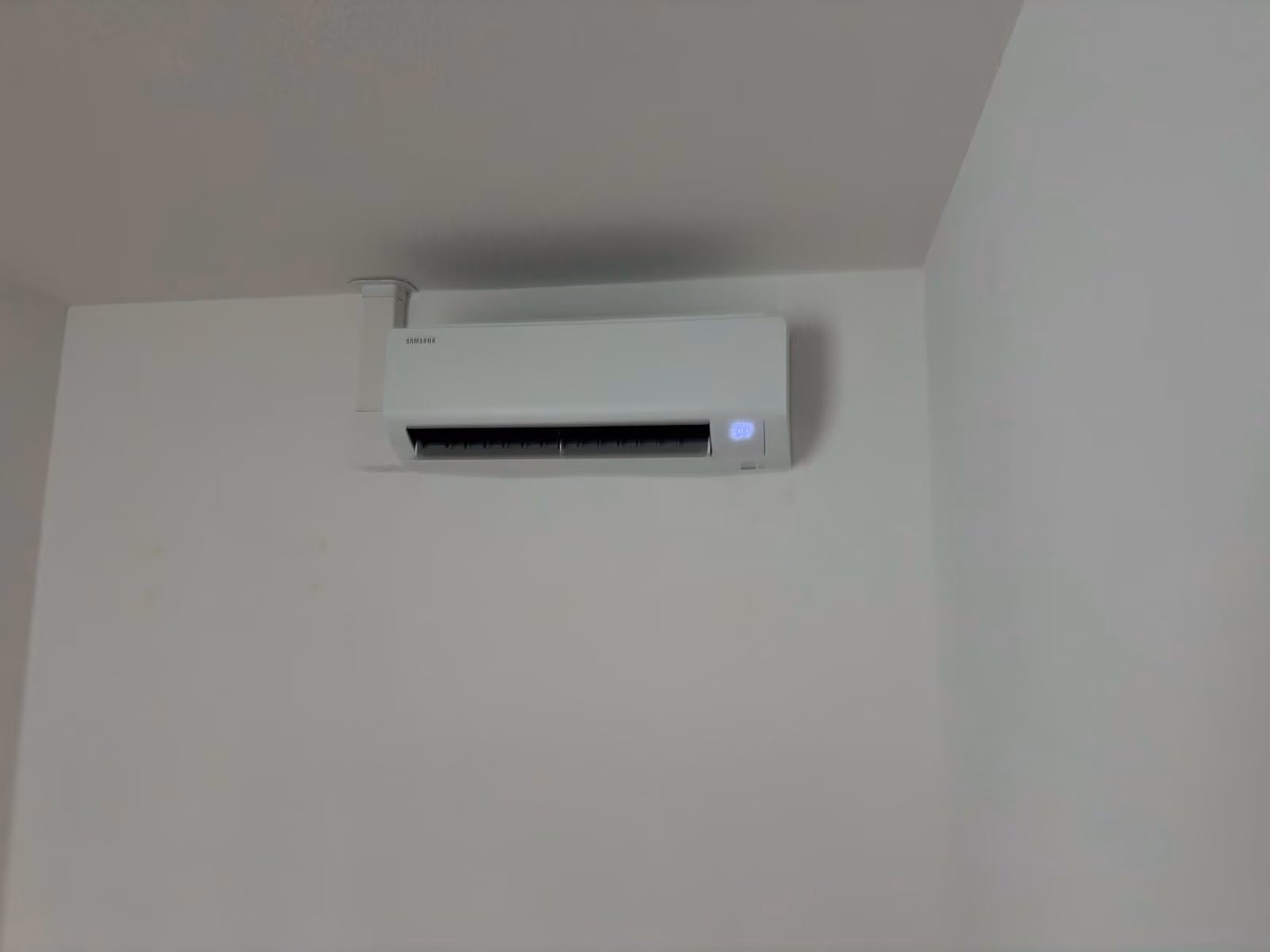 Seconde unité intérieure, dans le couloir face aux chambres, chantier d'Akkaya & Frères à Haguenau