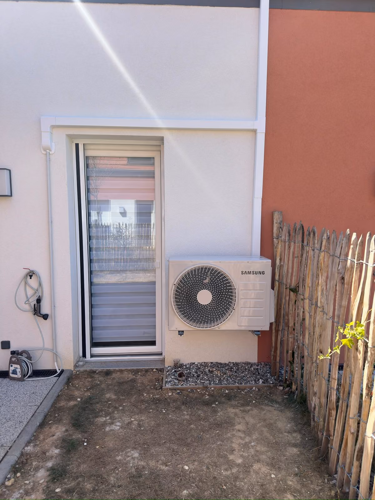 Unité extérieure de climatisation réversible posée par Akkaya & Frères à Haguenau