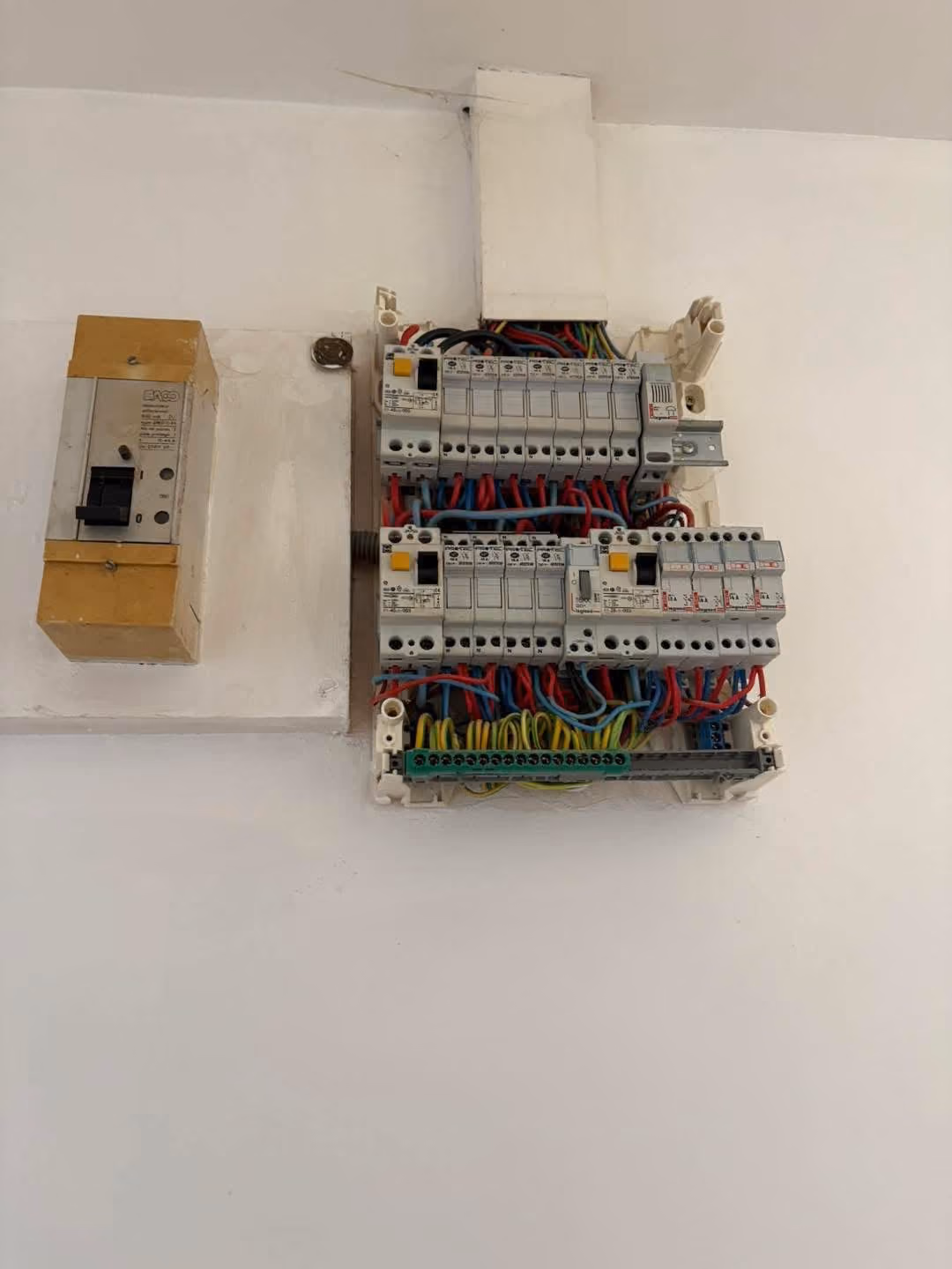 Tableau électrique existant ouvert pendant une recherche de panne