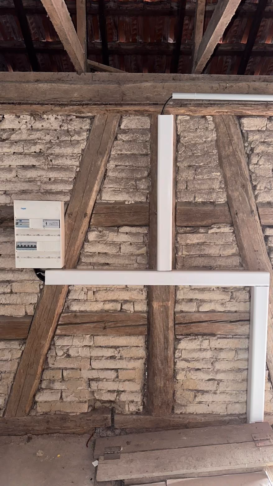 Coffret électrique sur un mur à colombages, dans une maison ancienne en rénovation