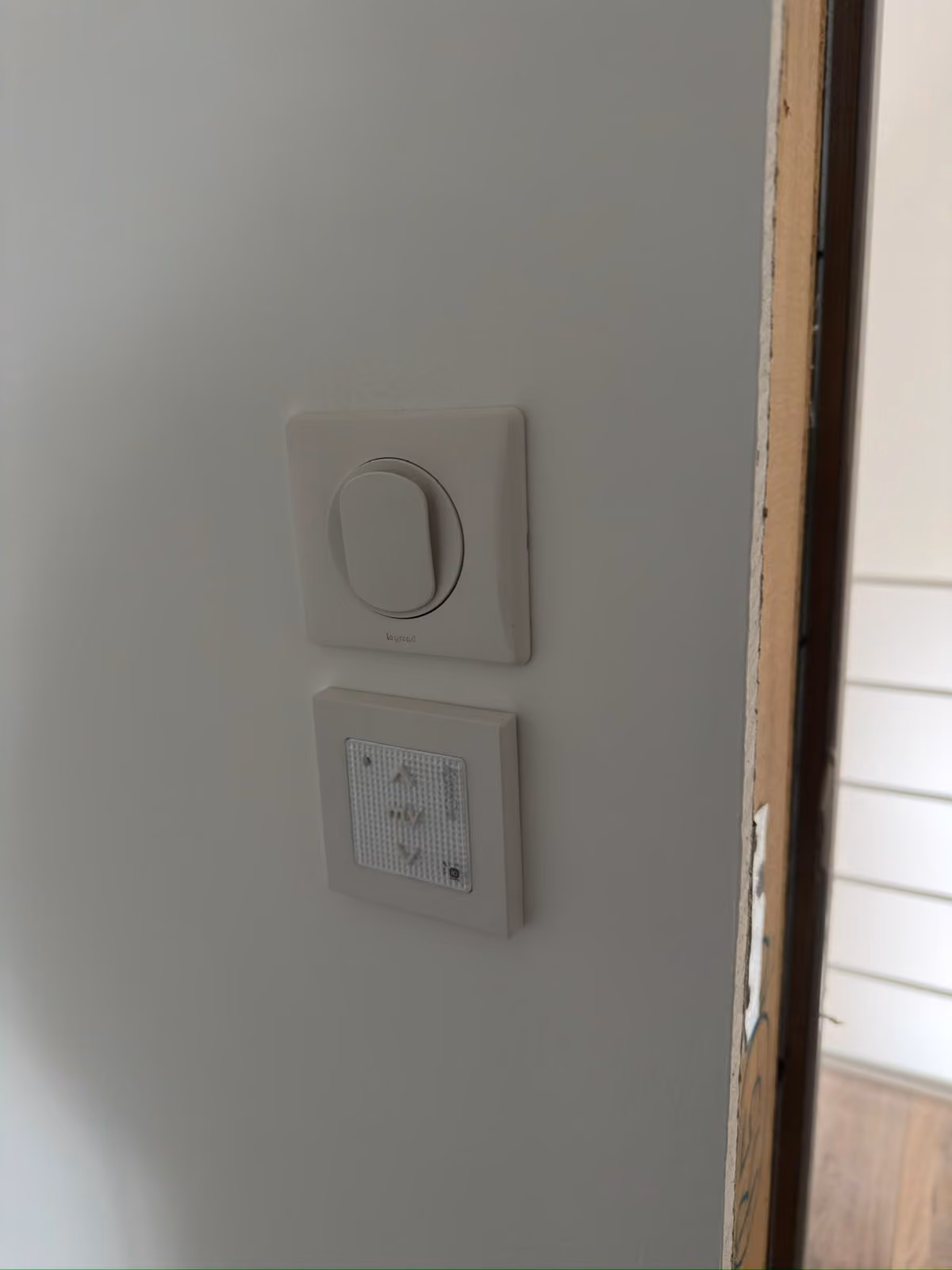 Interrupteur Legrand et commande Somfy du volet électrique.