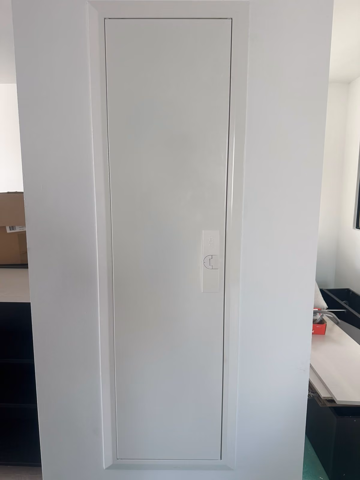 Le tableau intégré, porte fermée.