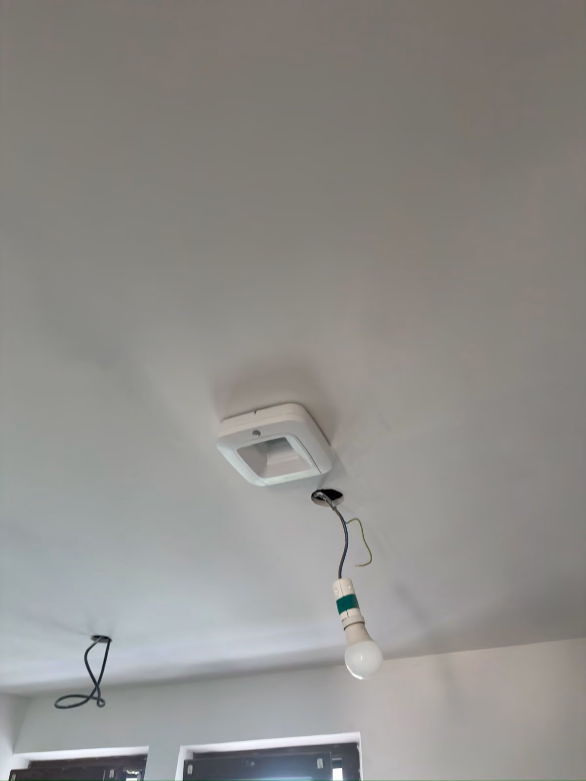 Bouche d'extraction au plafond, pendant les travaux de rénovation.