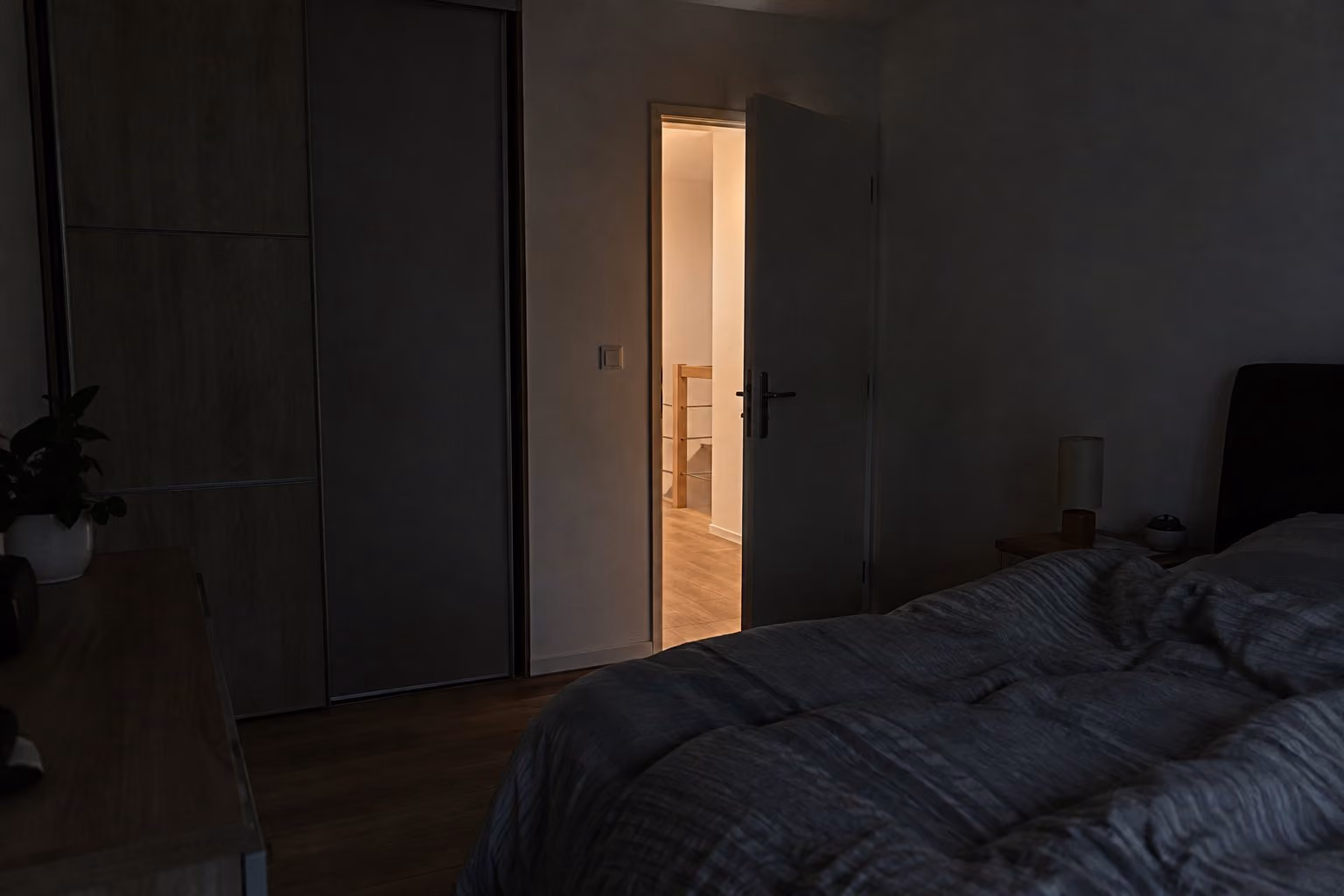 Chambre plongée dans le noir pendant une coupure de courant
