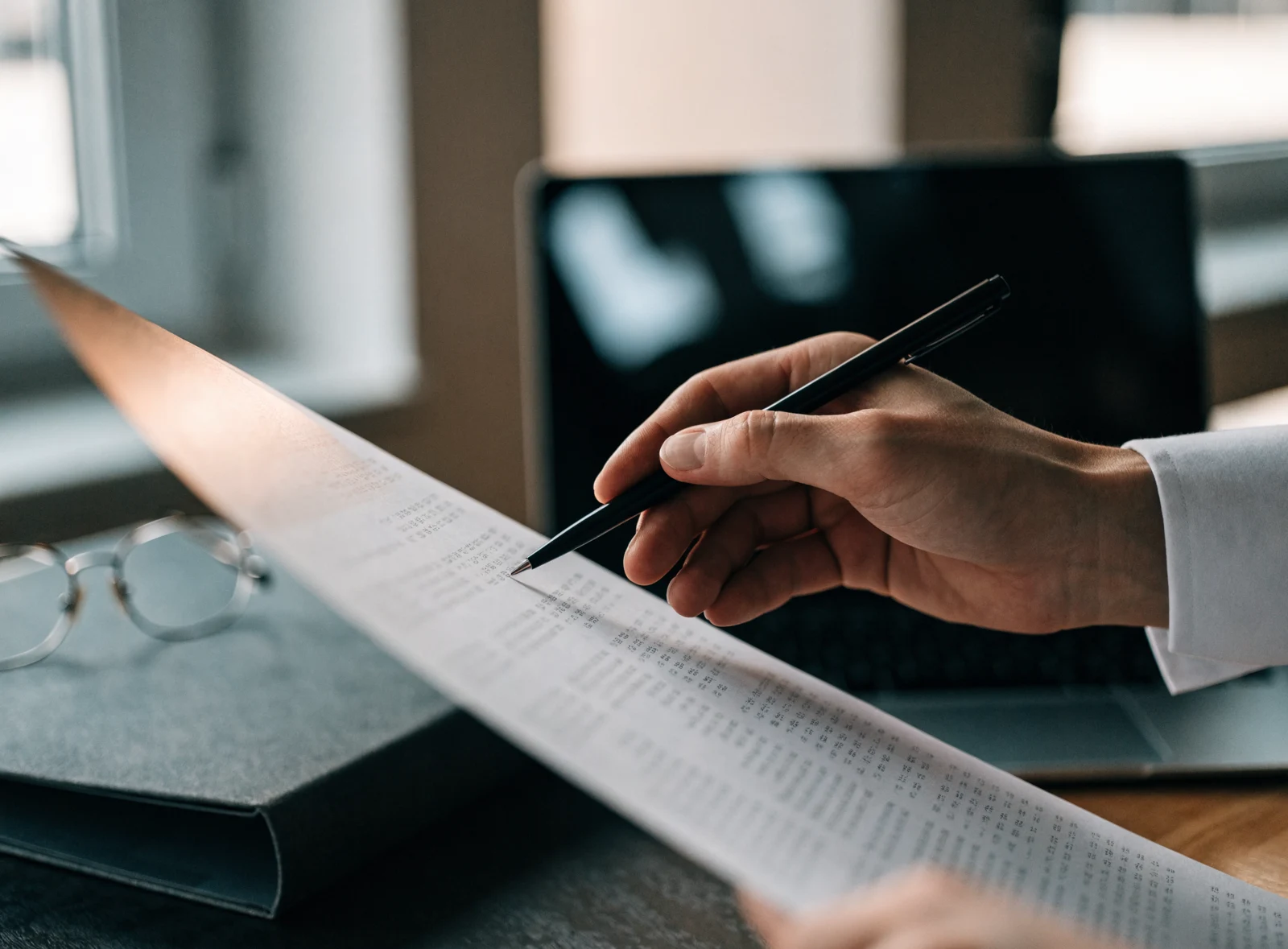 Illustrative fachliche Durchsicht eines Dokuments mit Stift und Notizen