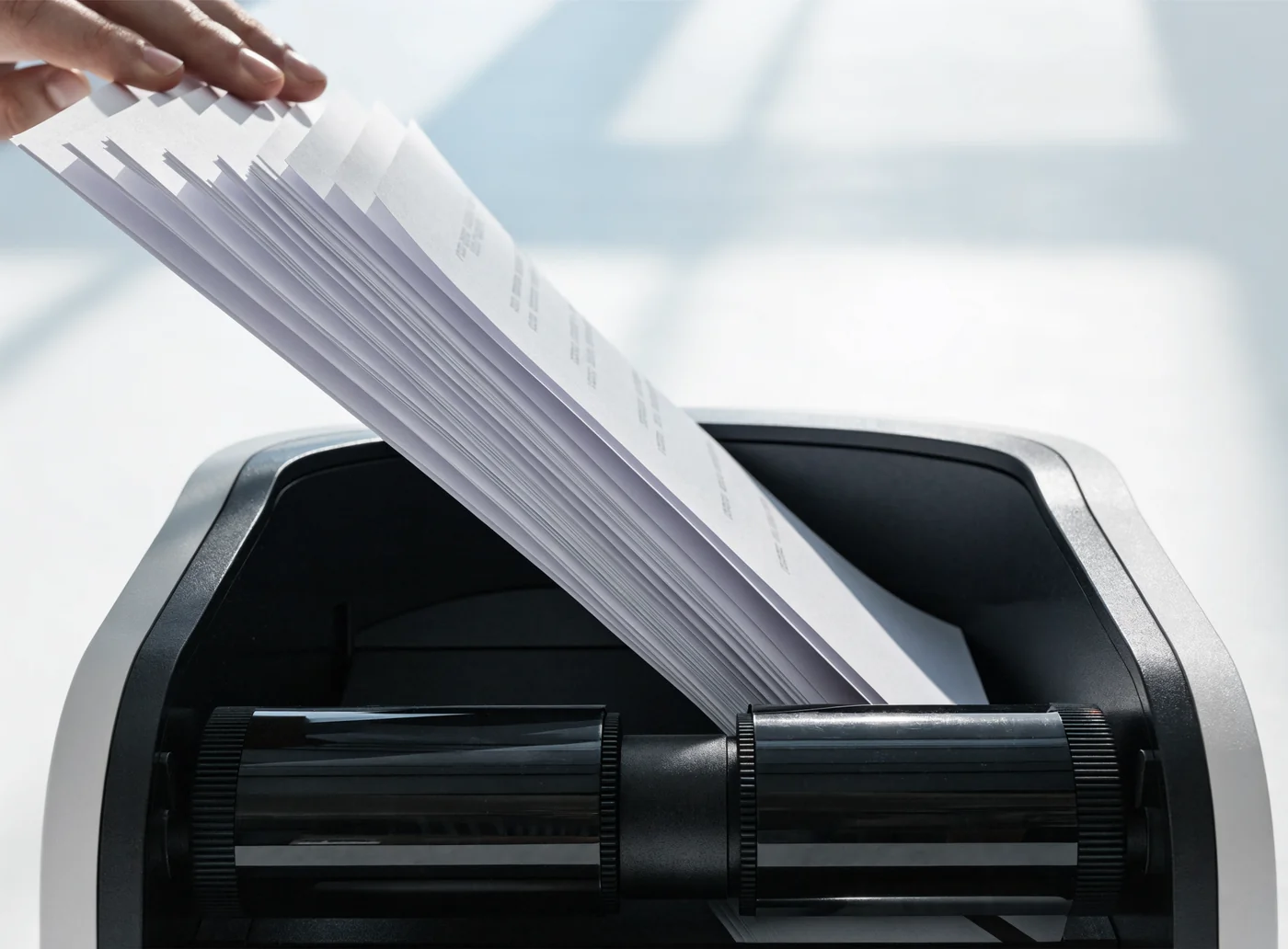 Illustrative Detailaufnahme: Eingehende Unterlagen werden digitalisiert