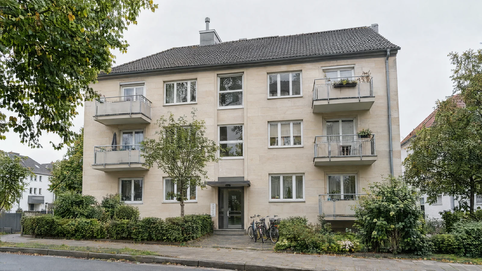Ein gepflegtes Mehrfamilienhaus mit Balkonen als Beispiel für ein Vermietungsobjekt.