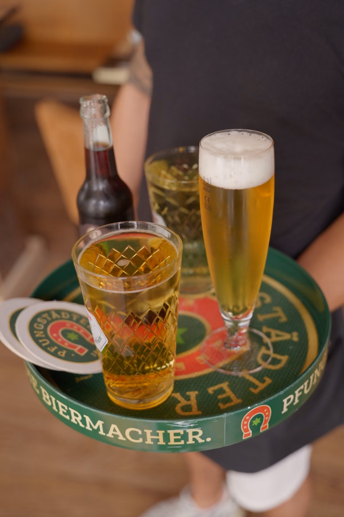 Frisch gezapftes Pfungstädter auf dem Tablett