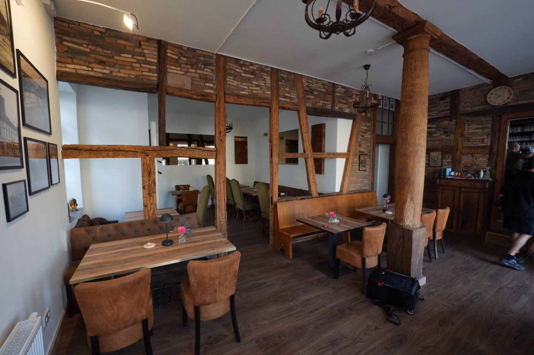 Gaststube mit Fachwerk und Holztischen