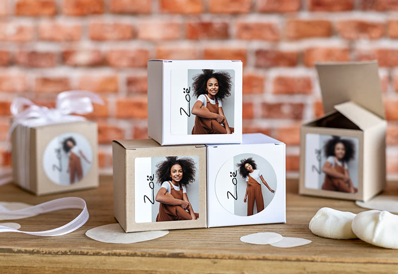 Partybox Kraftpapier braun mit quadratischem Sticker – 24 Stück