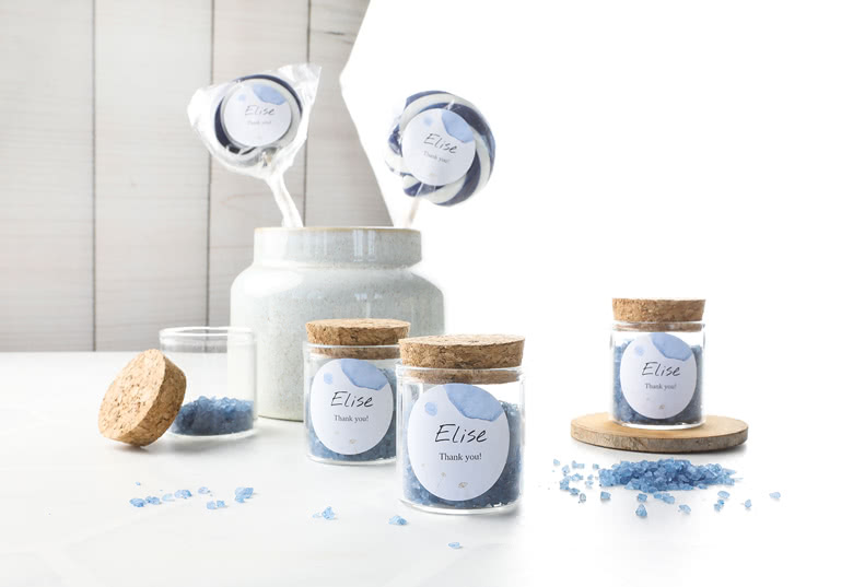Mini-Glas mit quadratischem Sticker und blauem Badesalz – 12 Stück