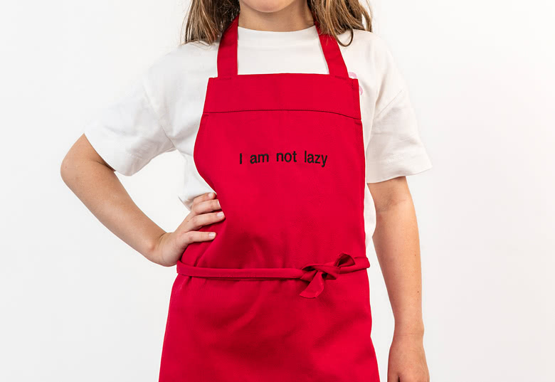 Kinderschürze bestickt – Rot