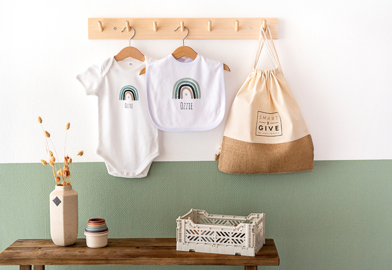 Geschenkset zur Geburt: Lätzchen & Babybody in Weiß
