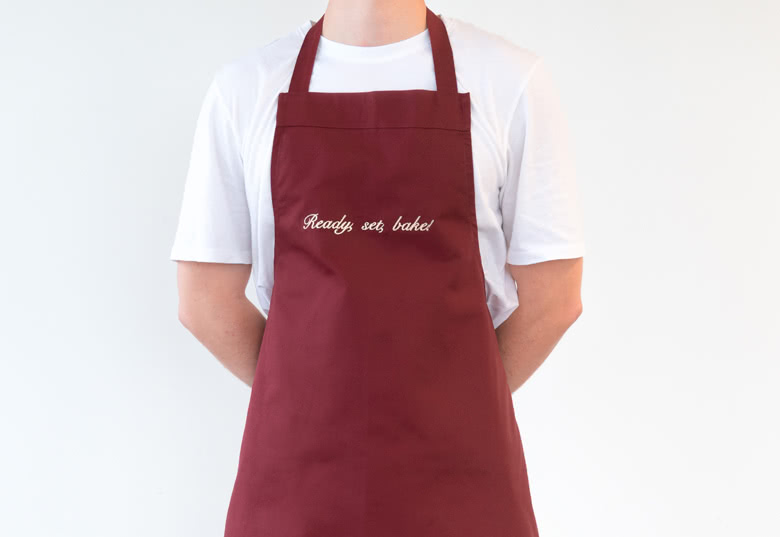 Kochschürze Burgundrot – bestickt
