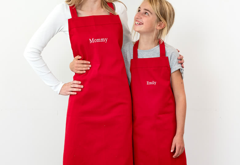 Schürzen-Set Erwachsene & Kind – bestickt, Rot