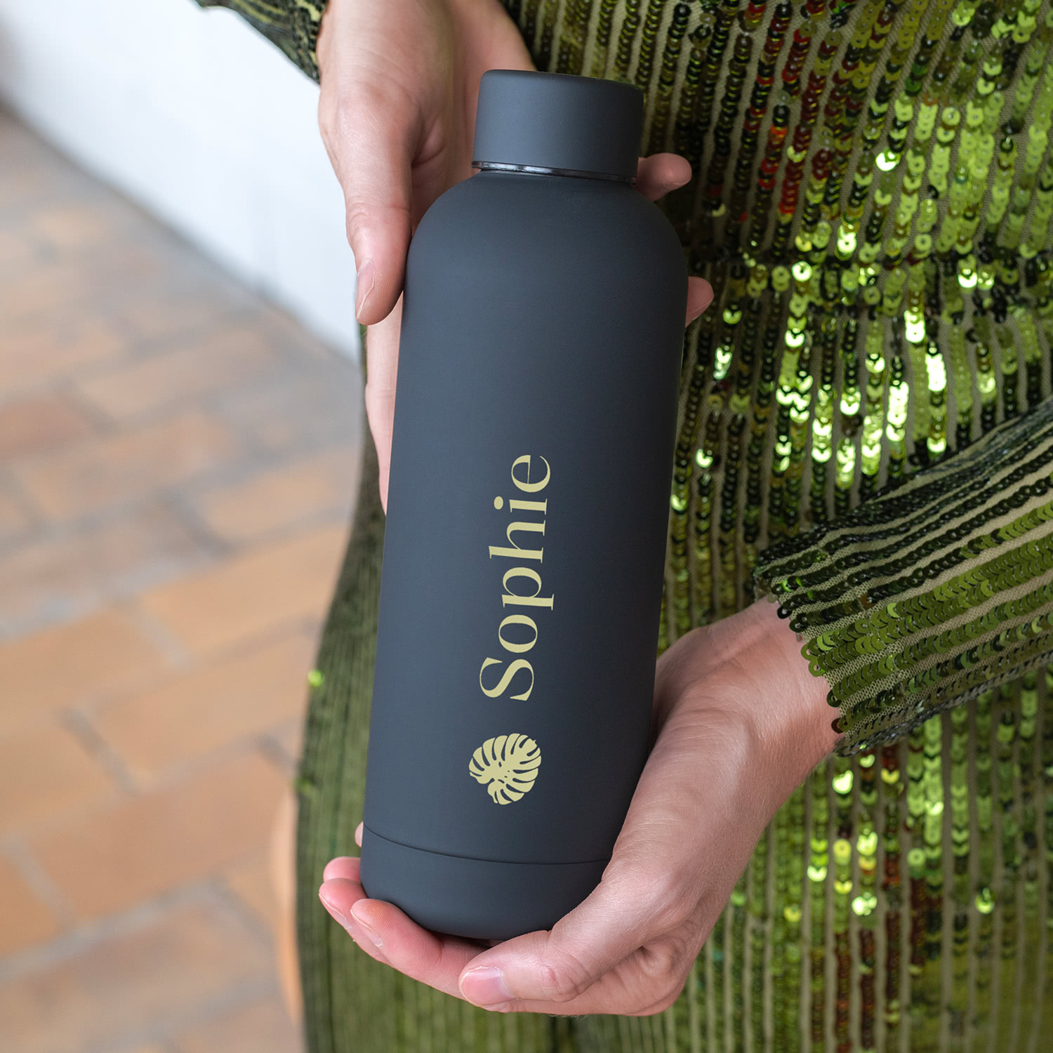 Trinkflasche mit Namen – Schwarz, Dunkelblau oder Rosa