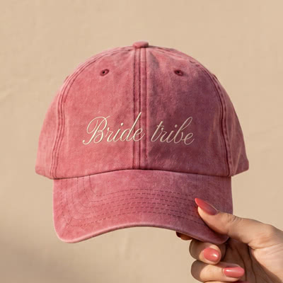 Rote Vintage-Kappe, Stickerei seitlich