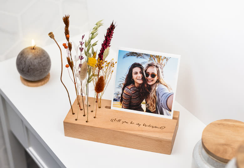 Fotos im Holzaufsteller mit Trockenblumen
