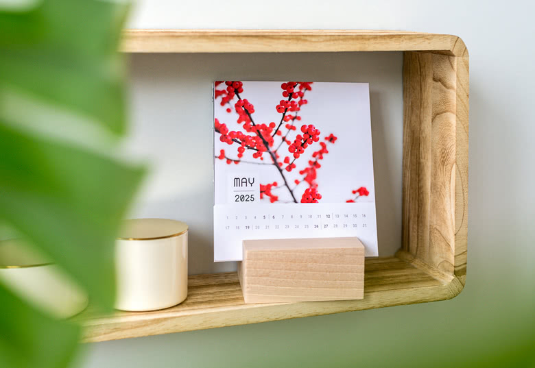 Kalender im Holzaufsteller, Hoch- oder Querformat