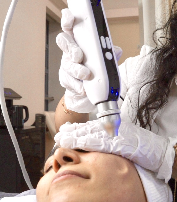 Aqua Jet handpiece during facial care