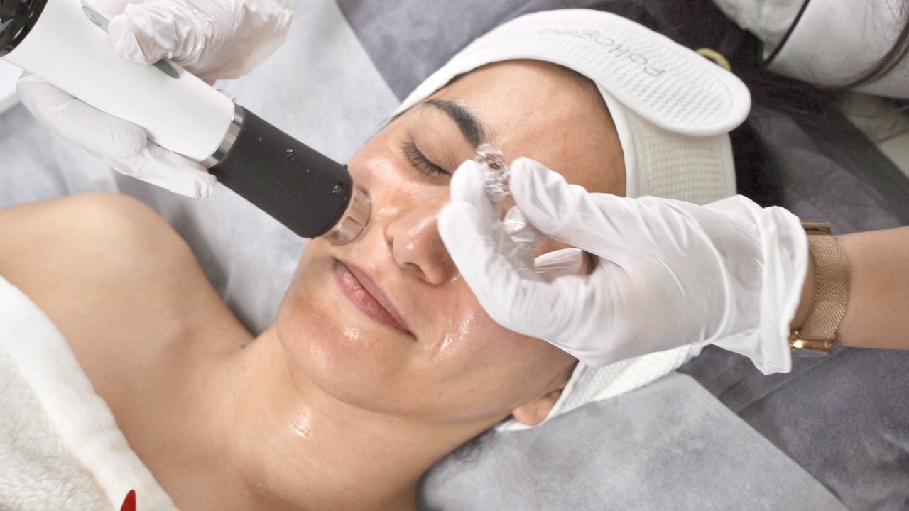Ultrasound handpiece during facial care