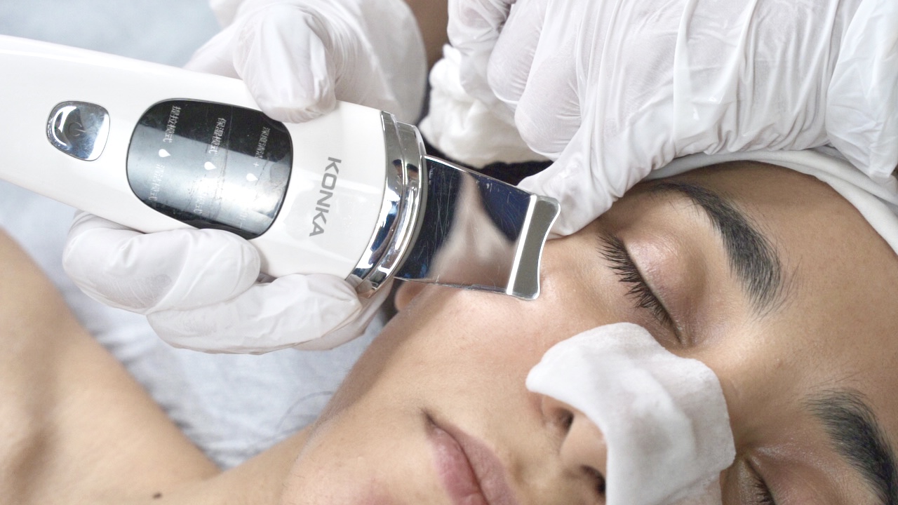 KONKA skin scrubber used for deep cleansing at Mahjan