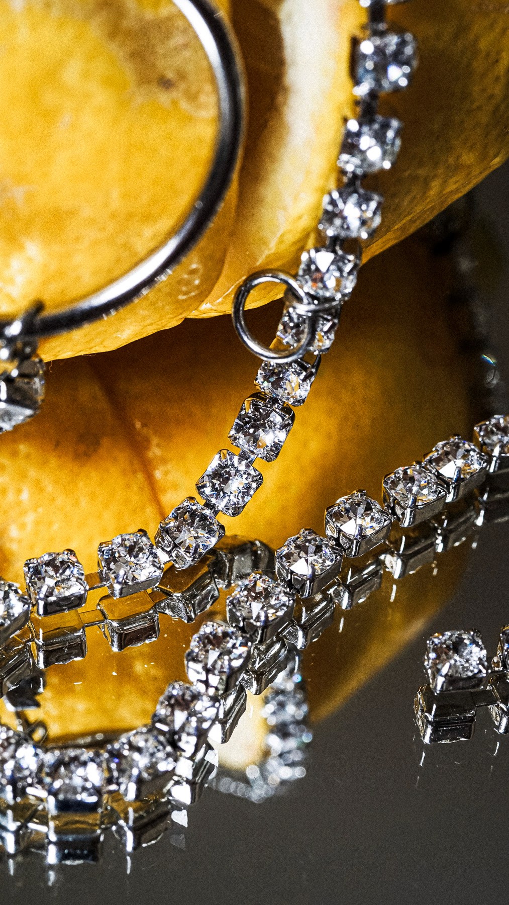 Citron, strass et anneau argenté