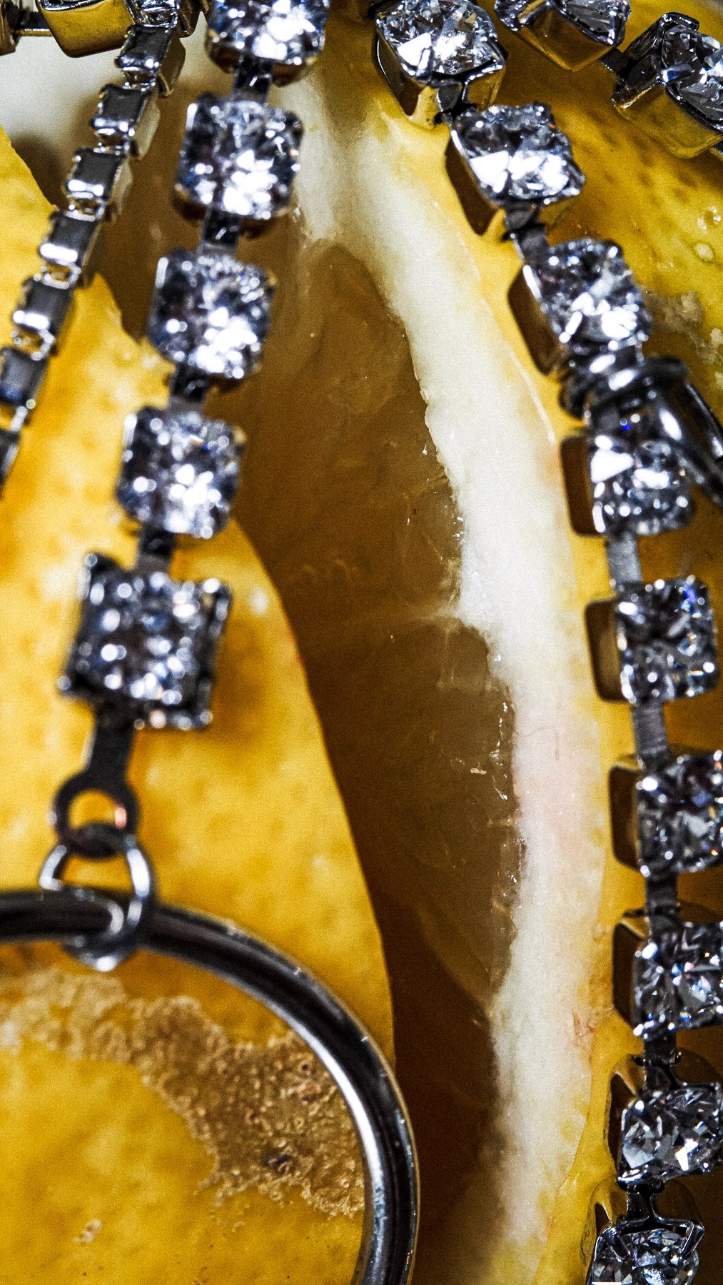 Citron et chaînes de strass