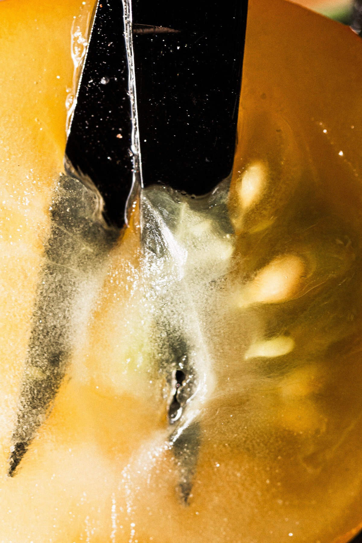 Pointes pailletées dans un fruit jaune