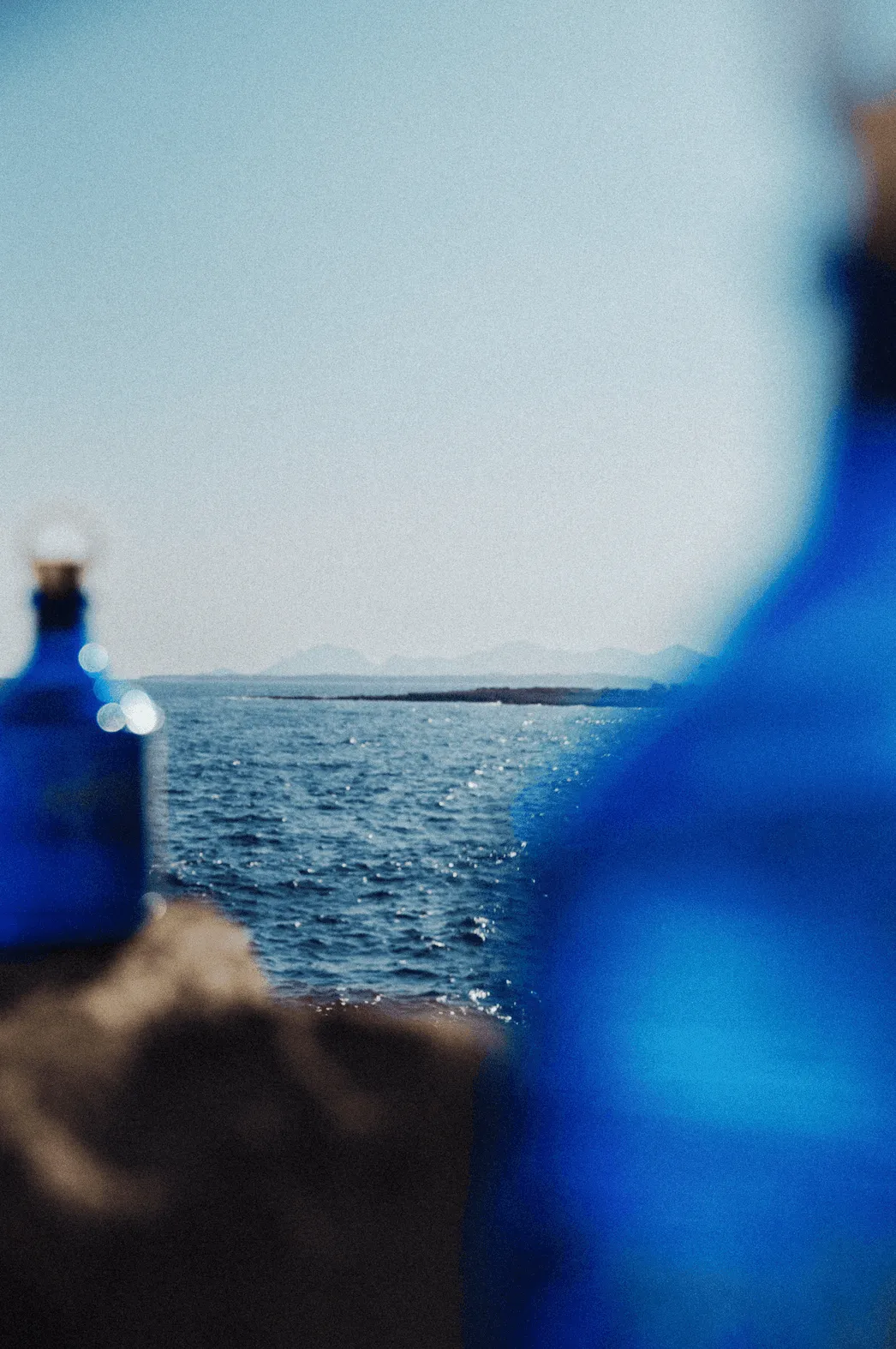 Sur un rocher, face à la mer