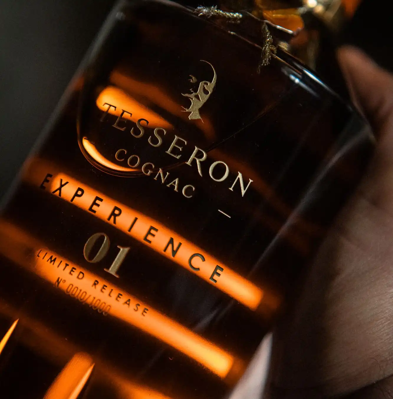 Bouteille Tesseron Experience 01 en contre-jour