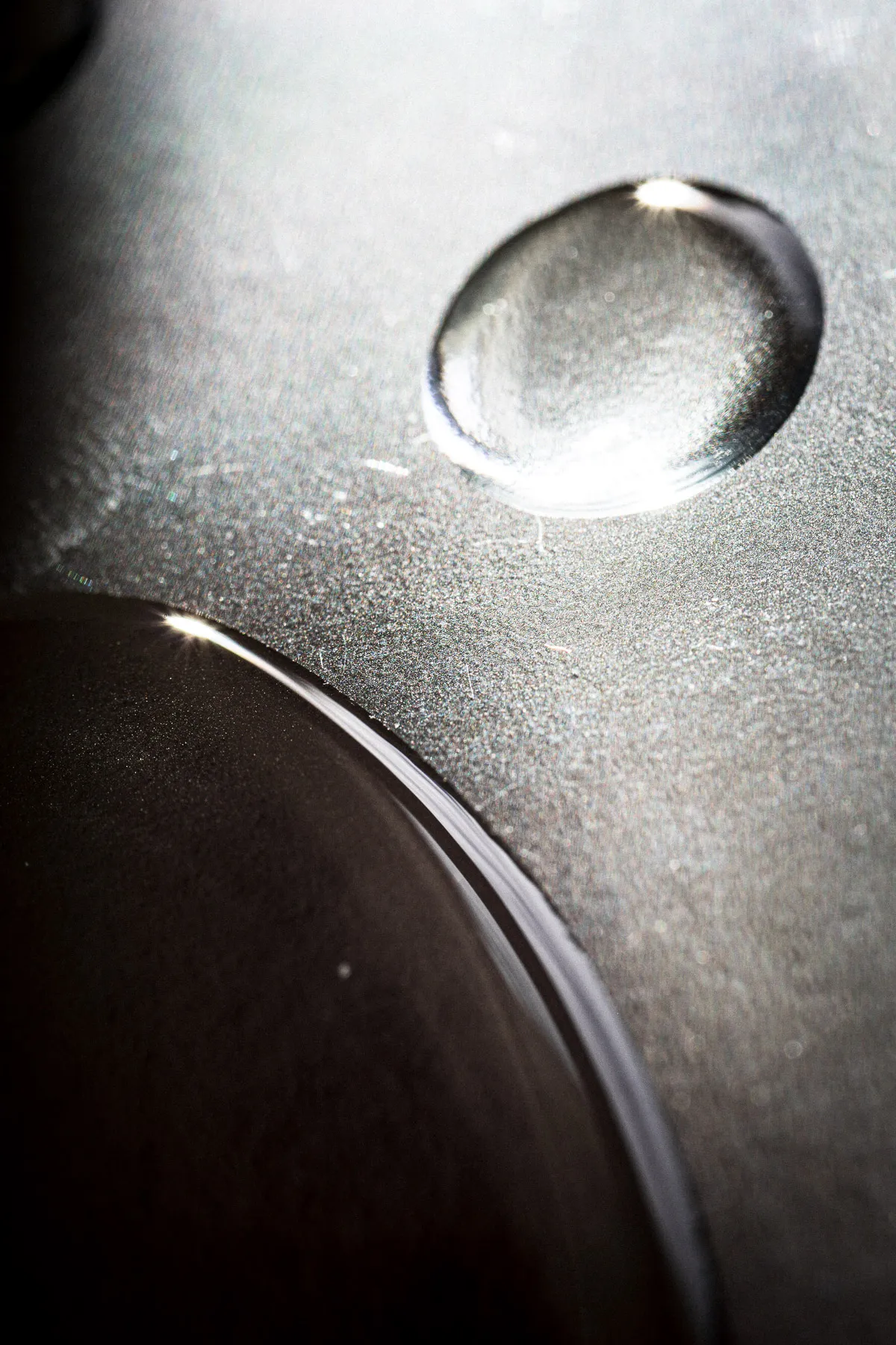 Goutte d’eau sur une surface sombre