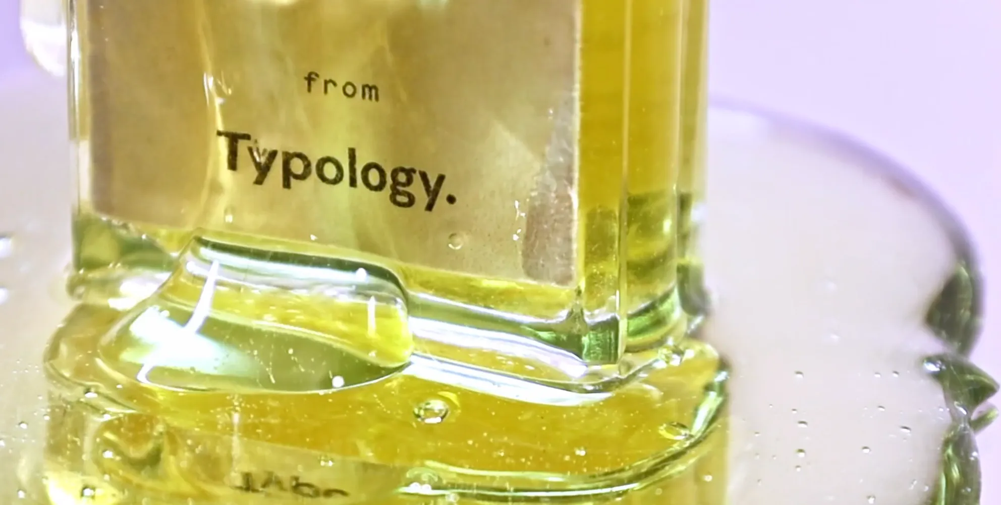Flacon Typology posé dans l’eau