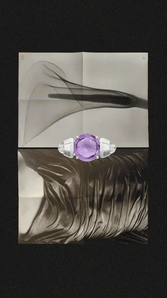 Bague améthyste sur une page en noir et blanc