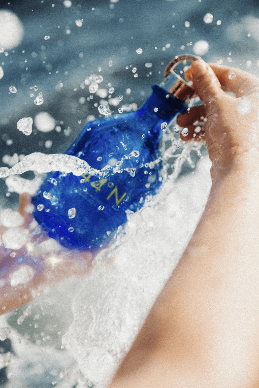 La bouteille plongée dans l’eau de mer