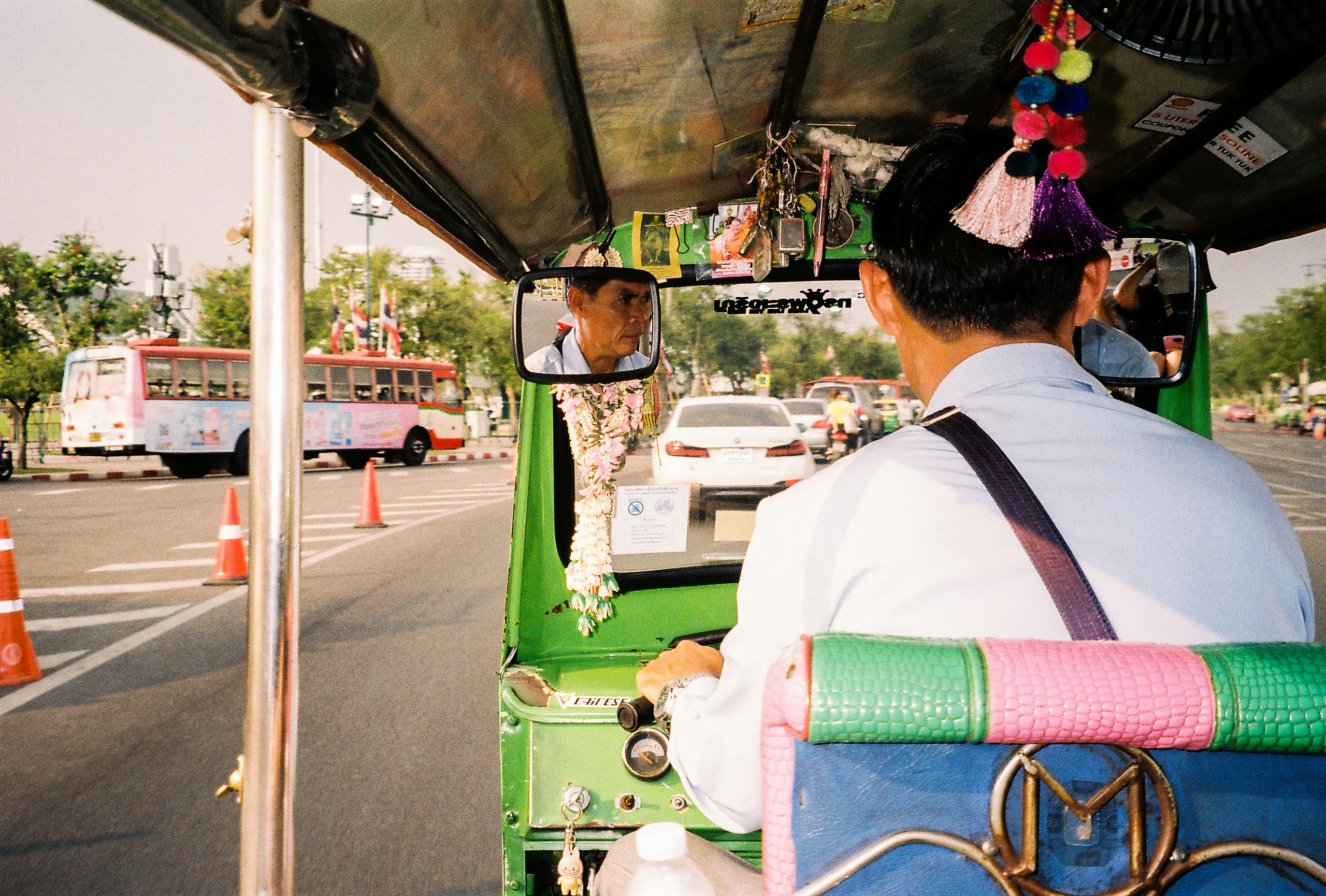 En tuk-tuk, vue depuis la banquette