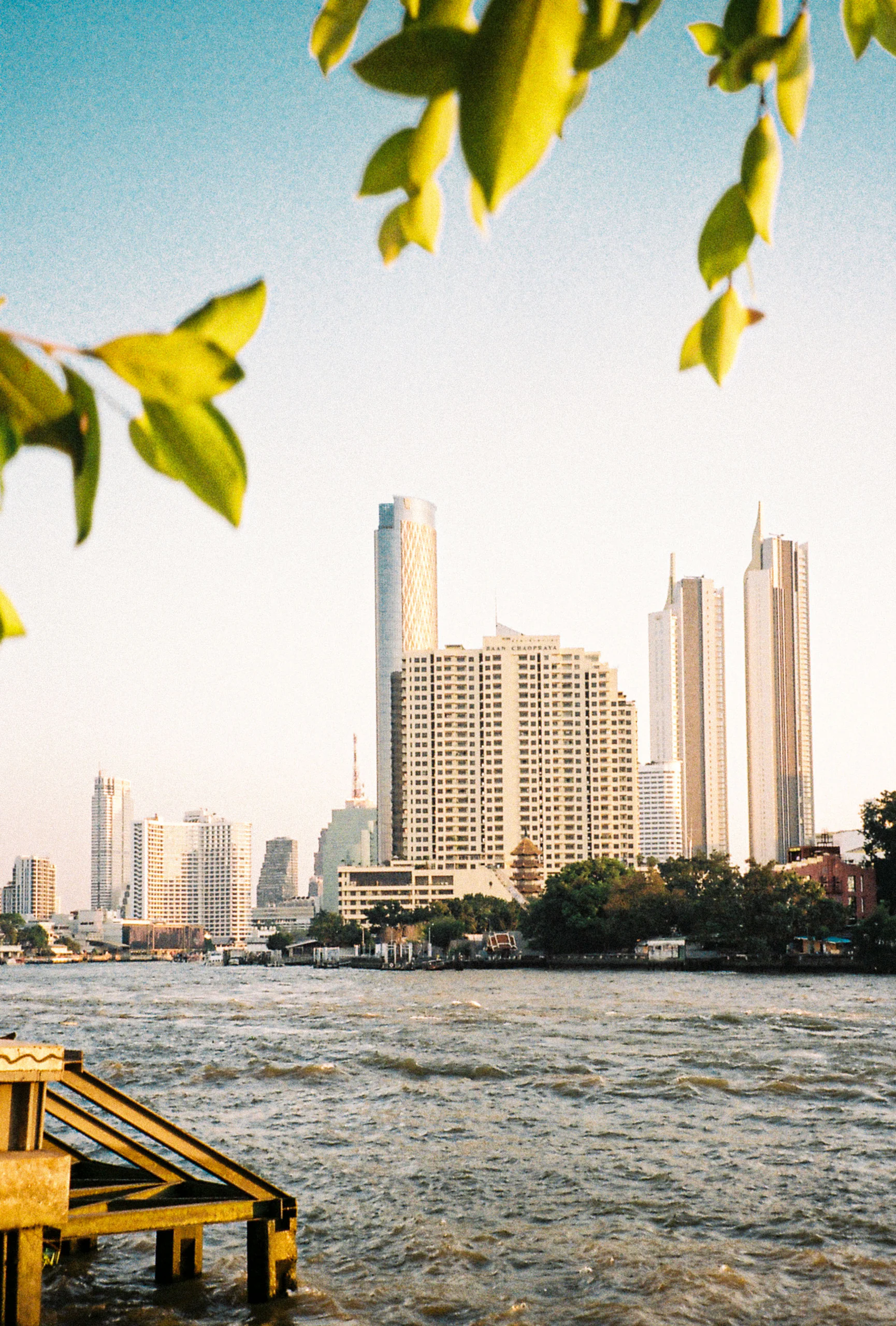 Gratte-ciel de Bangkok vus depuis le fleuve